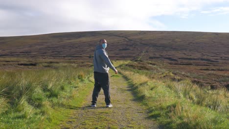 Wanderer-Irischer-Mann,-Der-Mit-Maske-In-Wicklow-Mountains-Isoliert