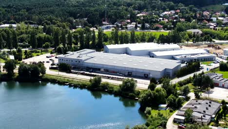 les camions semi-remorques se tiennent aux rampes de l'entrepôt dans le parc logistique avec hub de chargement et attendent le chargement et le déchargement des marchandises au coucher du soleil