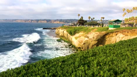 People-enjoy-the-California-coast-in-La-Jolla,-CA