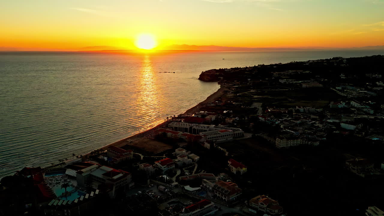 Hotel e resort di lusso fronte mare al tramonto sull'isola di Creta, Grecia.
