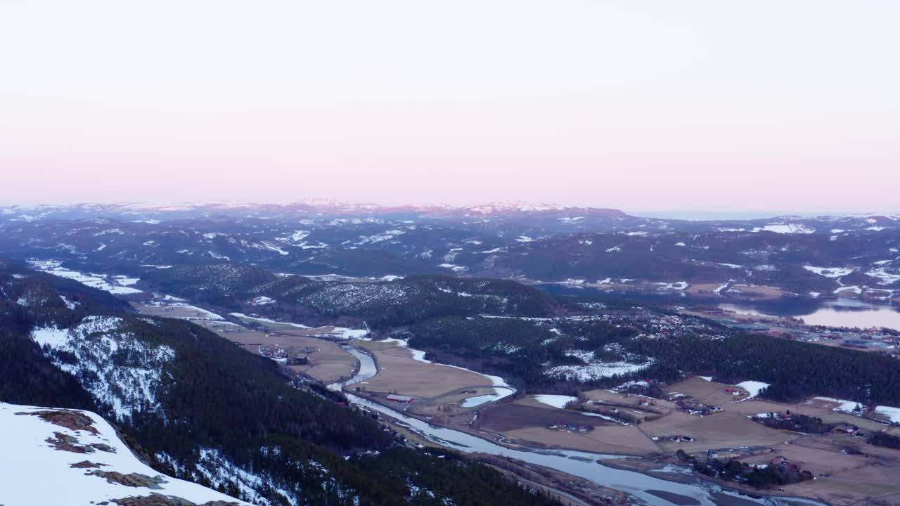 겨울에 노르웨이 블라헤이아 산 정상에서 경치 좋은 개요