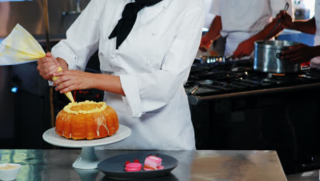 el chef está haciendo la guinda en el pastel.