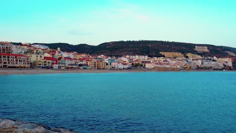 Impresionante-Y-Vibrante-Vista-Del-Pueblo-Costero-De-Sesimbra-Durante-La-Hora-Azul,-Portugal