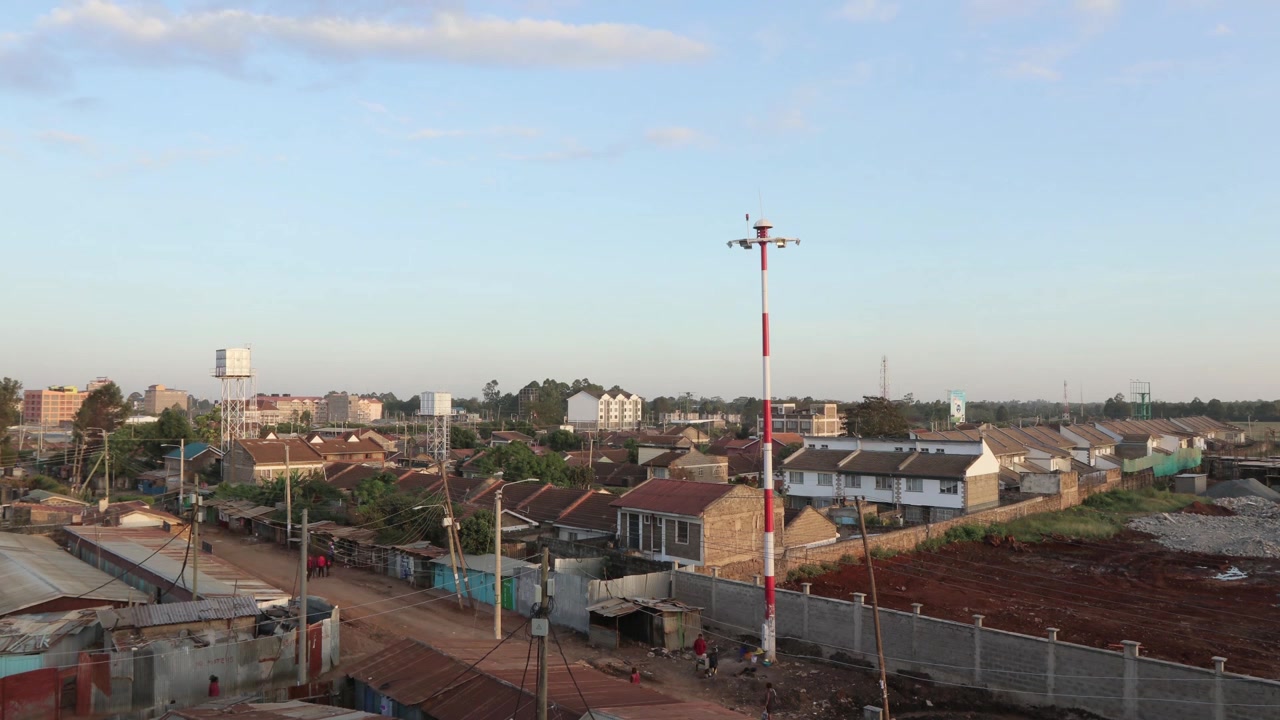 Filmato timelapse del tramonto di quartieri residenziali a bassa altezza a Nairobi, Kenya, paesaggi urbani in evoluzione in Kenya, Africa