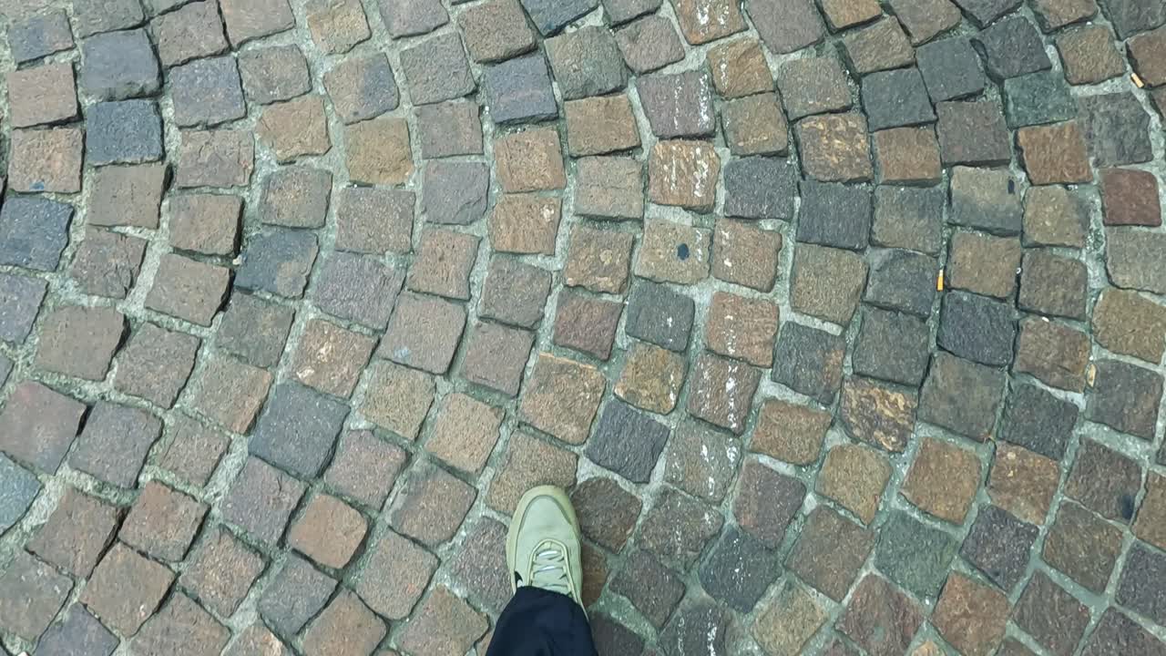 pasos en un camino de adoquines en turín, italia