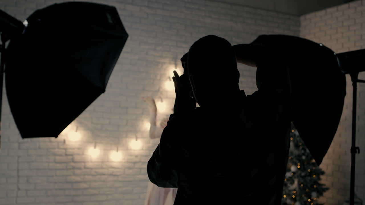 la silueta de un fotógrafo que toma fotografías de un modelo