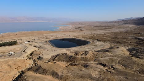 un depósito de agua en el mar muerto