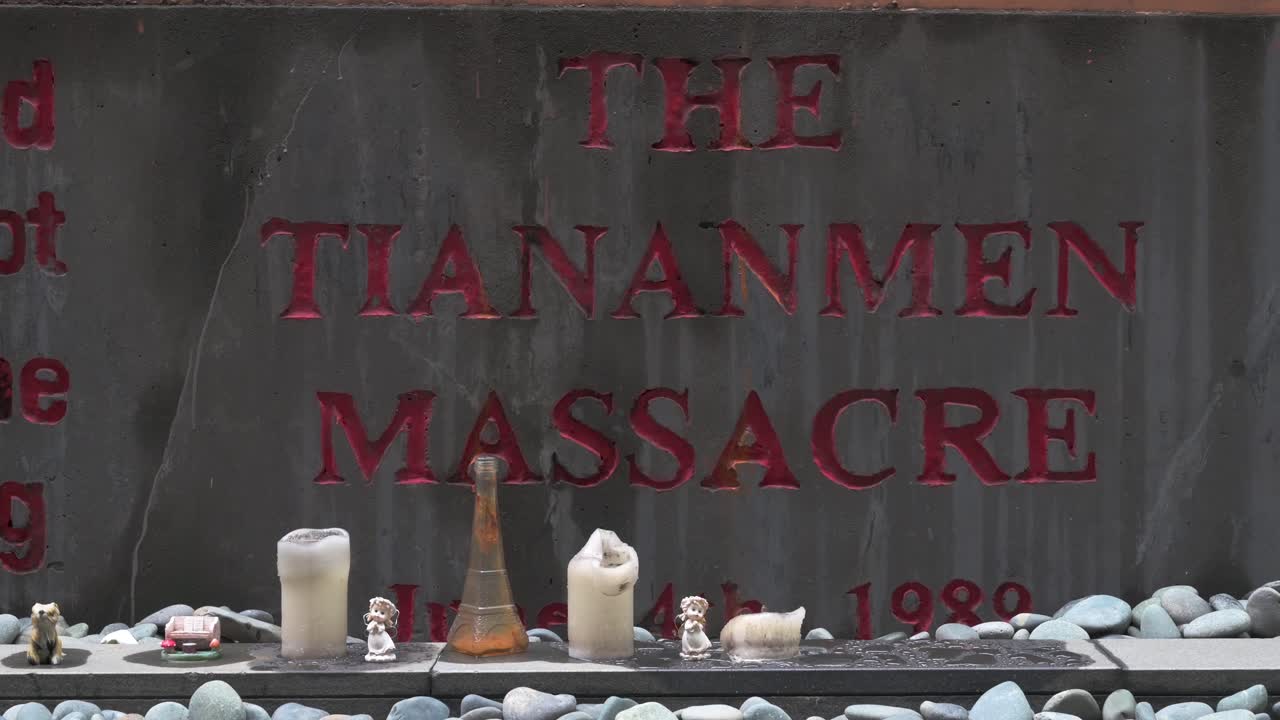 정부가 1989년 베이징 천안문 사태를 기념하는 빅토리아 공원의 연례 촛불집회를 금지함에 따라 천안문 희생자들을 기억하기 위한 '수치의 기둥' 표시