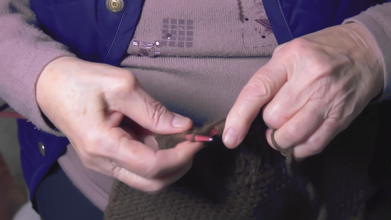 집에 있는 소파에 앉아 수공예 취미 개념을 하고 있는 성숙한 할머니 장로 할머니 여성 손, 가까운 시야