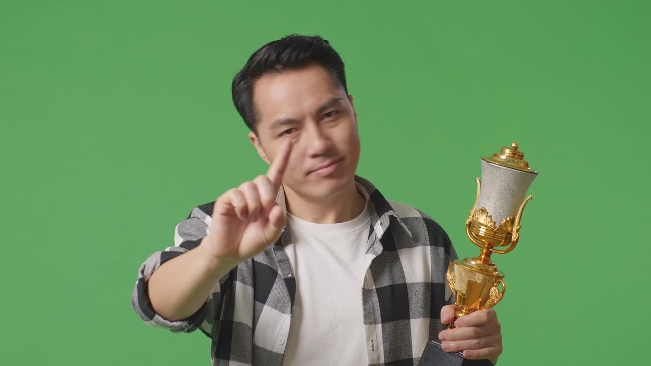 트로피를 들고 가리키는 남자