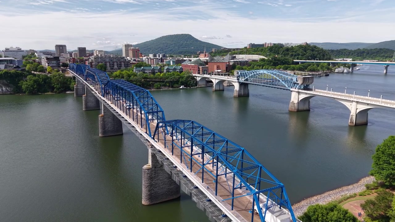Droneoptagelser fra luften af Chattanooga Tennessee flodbred og Walnut Street Bridge den 30. april 2026.