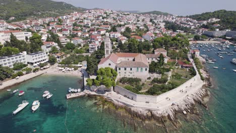 Monasterio-Franciscano-De-Hvar-Frente-A-Aguas-Turquesas-Paradisíacas,-Turismo-En-Croacia