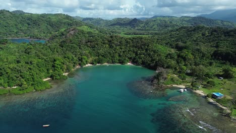 Impresionante-Vista-Aérea-Colon-Panamá,-Mar-Caribe