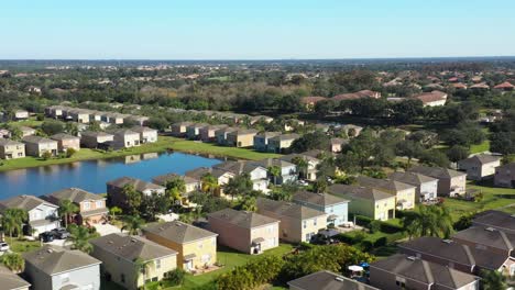 Modern-estate-of-single-family-houses-in-suburbs-of-Sarasota,-Florida