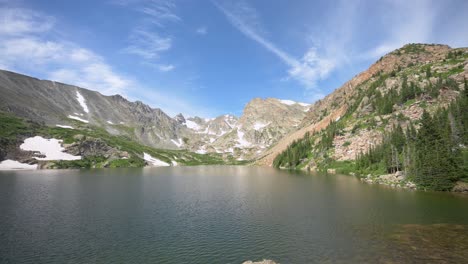 Montañas-Cubiertas-De-Nieve-Que-Rodean-El-Lago-Durante-El-Día,-Estáticas