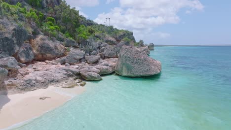 Kleiner-Versteckter-Strand-Mit-Klarem-Karibischen-Meerwasser-Im-Jaragua-Nationalpark,-Dominikanische-Republik