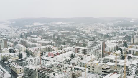 vistas aéreas de drones de la ciudad estudiantil de göttingen durante el invierno en fuertes nevadas