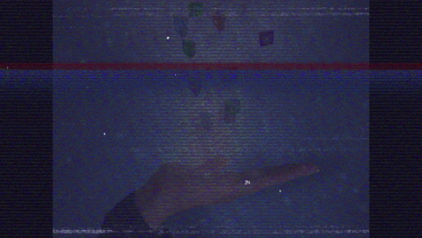 animación de interferencia sobre la mano de una mujer caucásica con iconos de los medios