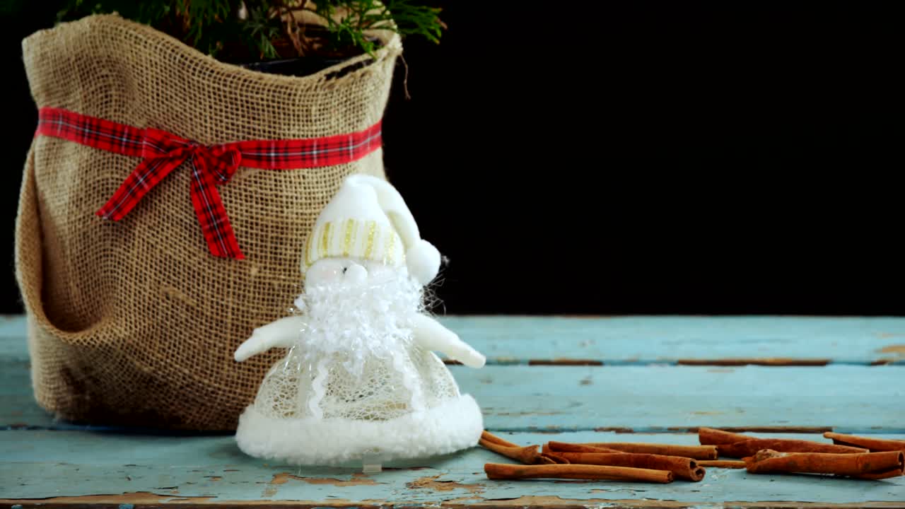 차 모 ⁇  4k에 앉아서 맥주를 마시는 커플