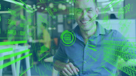 hombre sonriente en la oficina con animación de procesamiento de datos holográfico verde sobre él