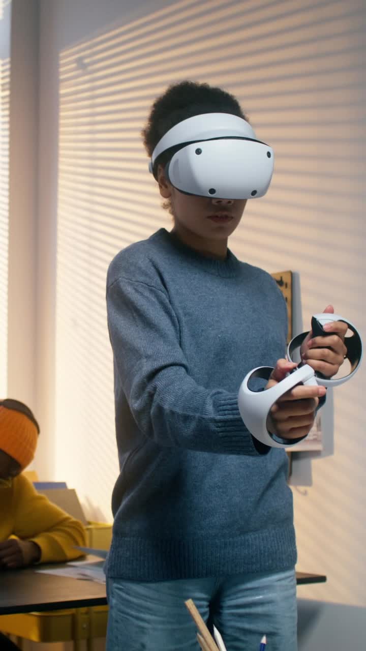 Donna che usa un auricolare VR