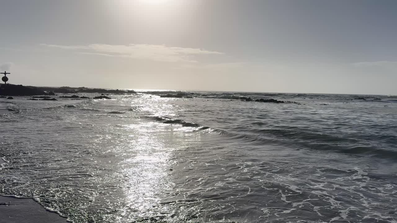 Costa baciata dal sole sulla spiaggia di Bloubergstrand vicino a Città del Capo, Sudafrica
