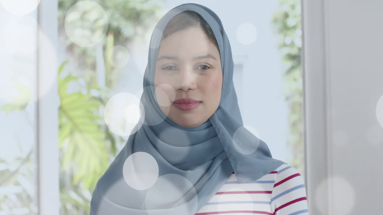 히자브를 입은 두 인종의 여성이 카메라를 바라보는 빛의 반점 애니메이션