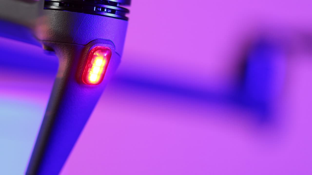 toma macro de luz parpadeante bajo la hélice de un dron, vista muy cercana