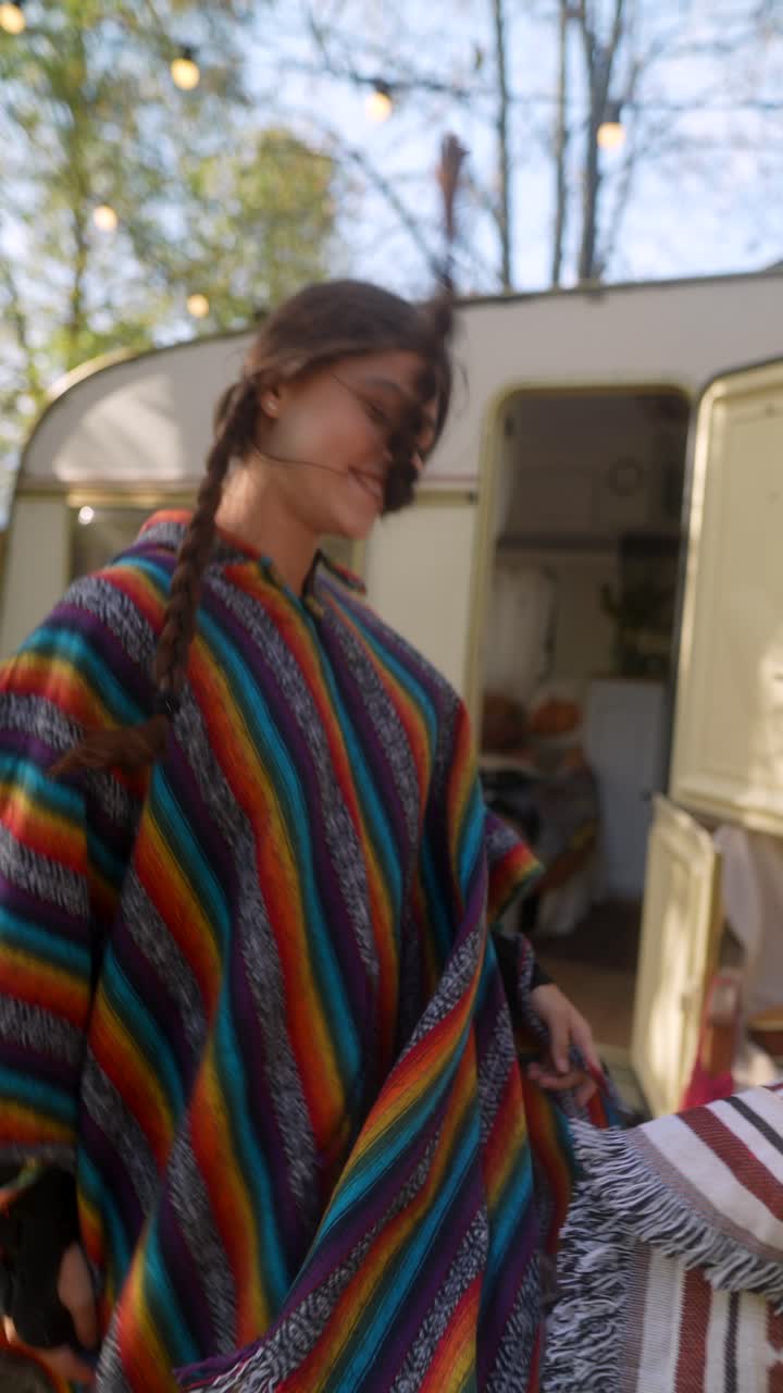 mujeres bailando en ponchos