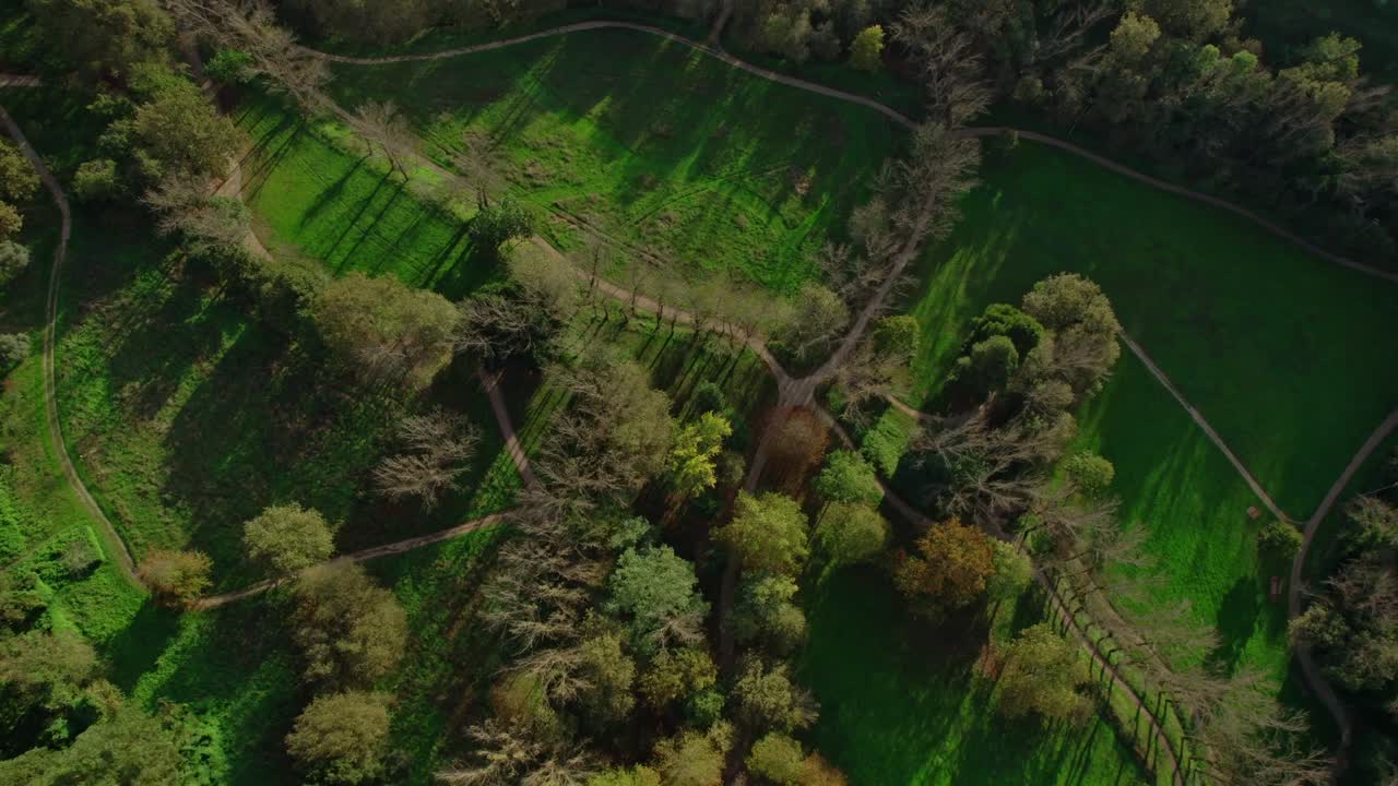Dronebillede af grønne parkstier og lejlighedsbygninger i Guimaraes, Portugal