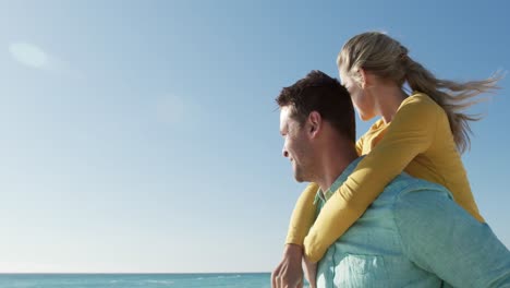pareja enamorada disfrutando del tiempo libre en la playa juntos