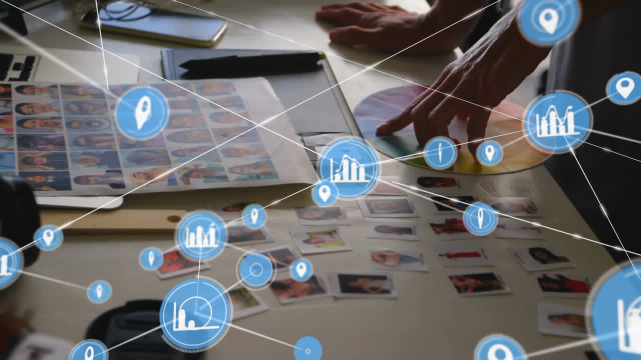 animación de la red de conexiones con iconos sobre la mujer utilizando una muestra de color