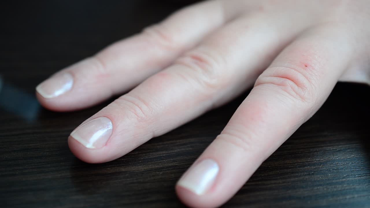 マニキュアの施術。ネイルポリッシュと爪。