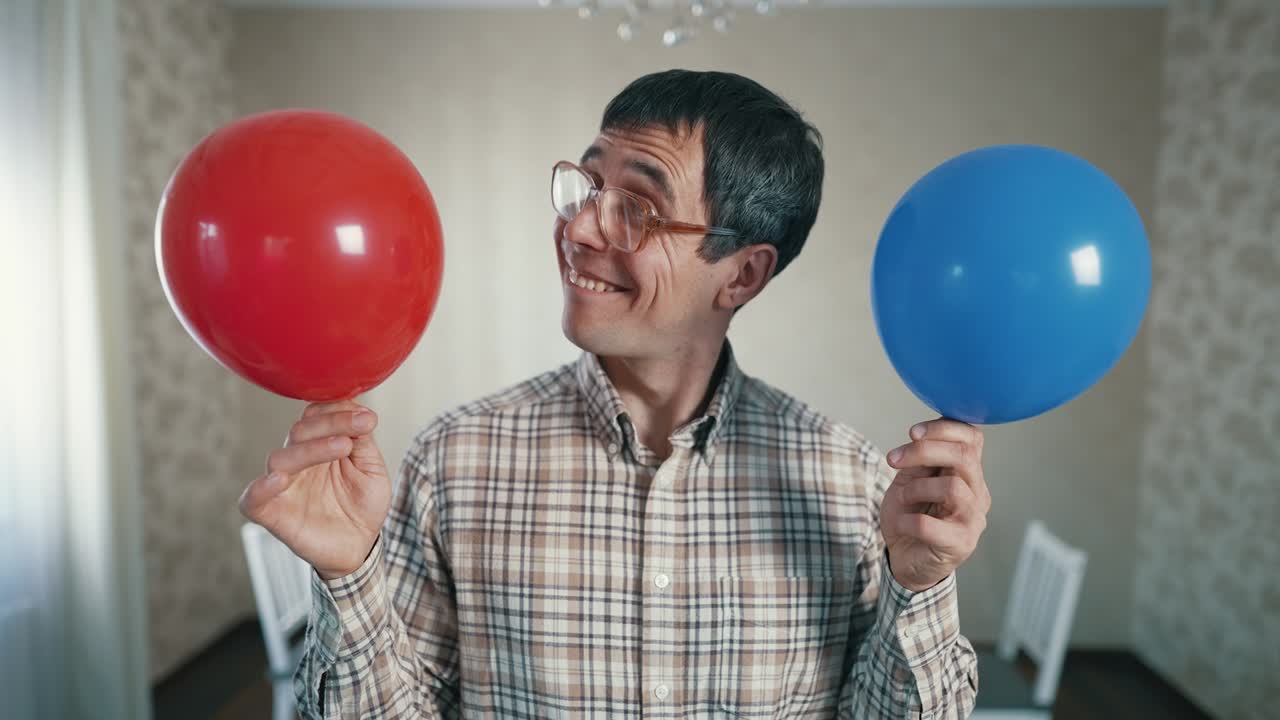 nerd con globo rojo y azul