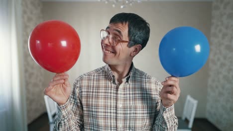 nerd con globo rojo y azul