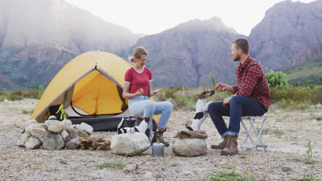 pareja caucásica acampando en la naturaleza