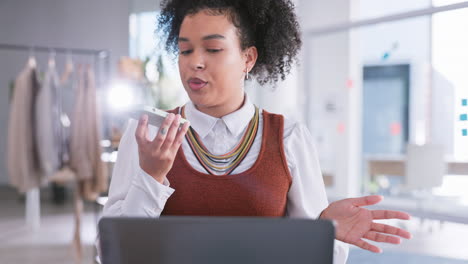 llamada telefónica, nota de voz y feliz mujer de negocios