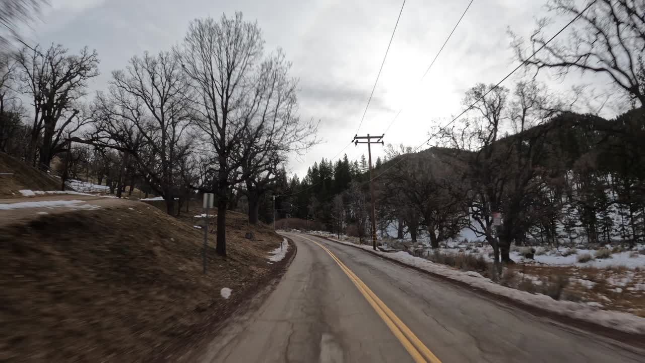 차량이 캘리포니아 산 테하차피의 더 높은 고도로 올라갈 때 눈이 길가에 나타납니다 - 후면 창 보기