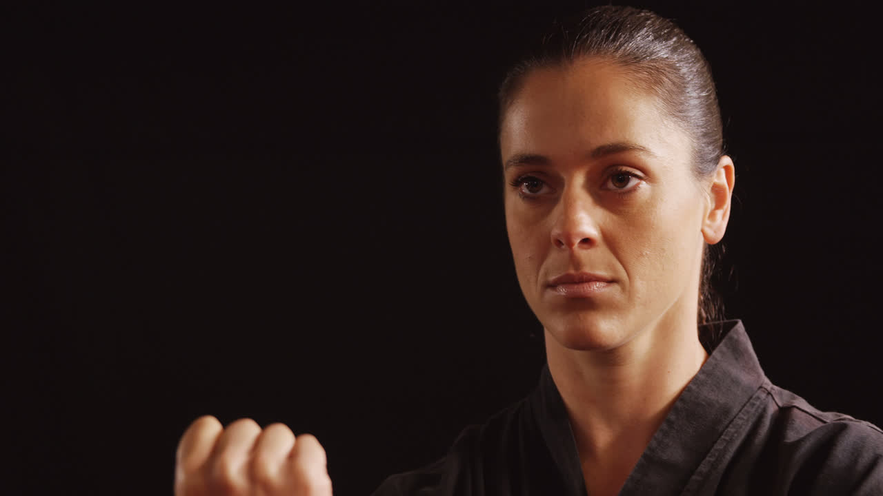 카라테 자세 를 수행 하는 카라테 선수