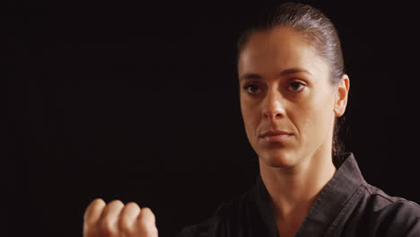 jugador de karate realizando la postura de karate