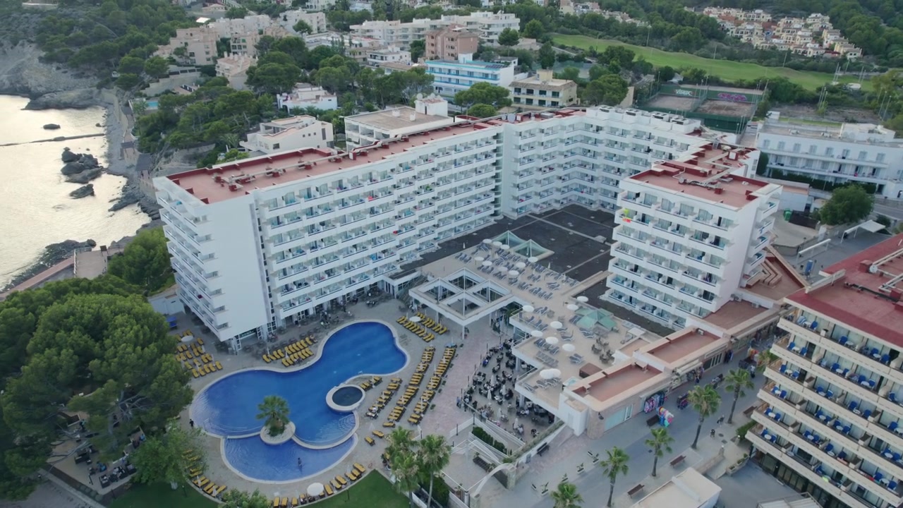 Metraje cinematográfico de una zona de piscina de hotel vacía