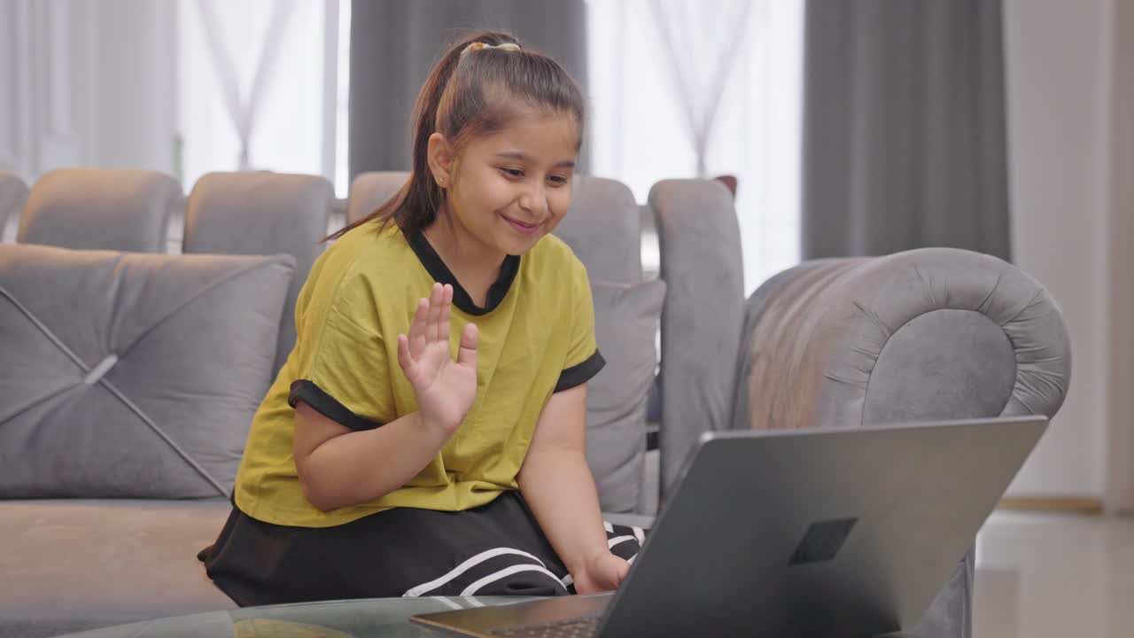 niña india asistiendo a clases en línea o virtuales