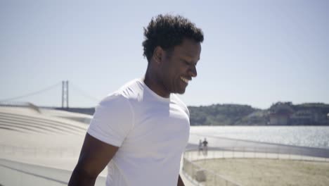 Lächelnder-Afroamerikanischer-Mann-Beim-Seilspringen-Training-Im-Freien.