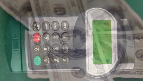 animatie van amerikaanse dollar biljetten die draaien over casino chips betalingsterminal