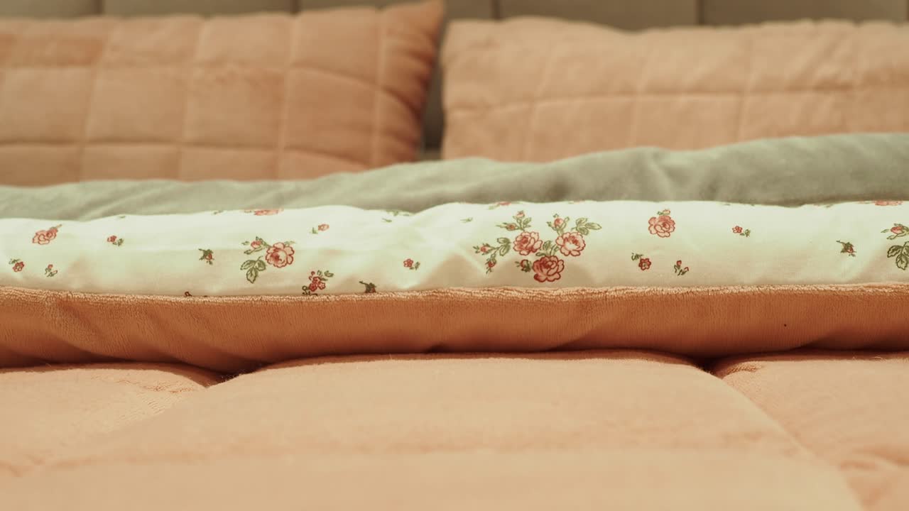 ropa de cama floral rosa suave y blanca