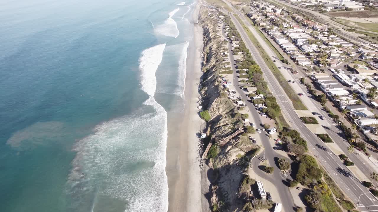 아름다운 공중 드론 샷, 고속도로를 따라 해변으로 날아가는 드론, 칼즈배드 주립 해변 - 캘리포니아
