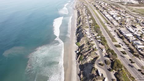 Eine-Schöne-Drohnenaufnahme-Aus-Der-Luft,-Eine-Drohne-Fliegt-Entlang-Der-Autobahn-Zum-Strand,-Carlsbad-State-Beach---Kalifornien