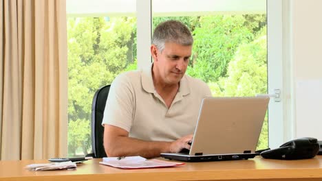 hombre trabajando en su computadora portátil