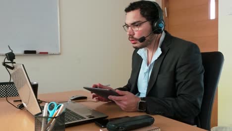 man in virtual classroom: tablet note-taking