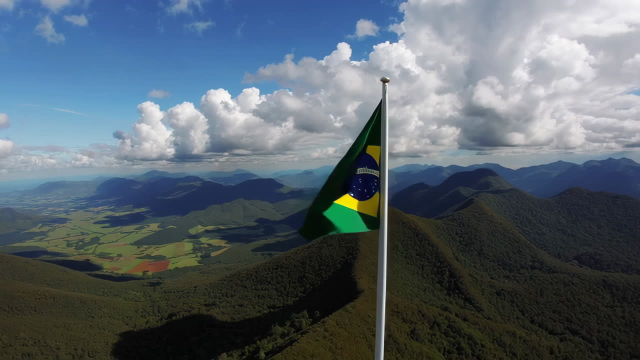 Bandeira Brasileira Tremulando Alto Acima das Montanhas